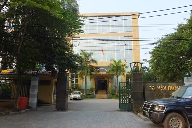 Về phía Ban Tổ chức Tỉnh ủy có trách nhiệm trong việc chưa làm tốt công tác thẩm định nhân sự đối với bà Quỳnh Anh. Về trách nhiệm của tập thể, cá nhân trong việc bổ nhiệm công chức lãnh đạo tại Sở Xây dựng từ 2010-2015, thuộc trách nhiệm trực tiếp của Giám đốc Sở Xây dựng giai đoạn từ ngày 11/10/2010 - 7/12/2015. Việc chưa báo cáo về Sở Nội vụ và không công khai việc bà Quỳnh Anh xin nghỉ việc từ ngày 23/9/2016 thuộc trách nhiệm của Giám đốc Sở xây dựng hiện nay. Sở Nội vụ có một phần trách nhiệm do đã không thanh tra, kiểm tra nhằm phát hiện kịp thời các thiếu sót, vi phạm xảy ra tại Sở Xây dựng. Ảnh: Lê Dương.