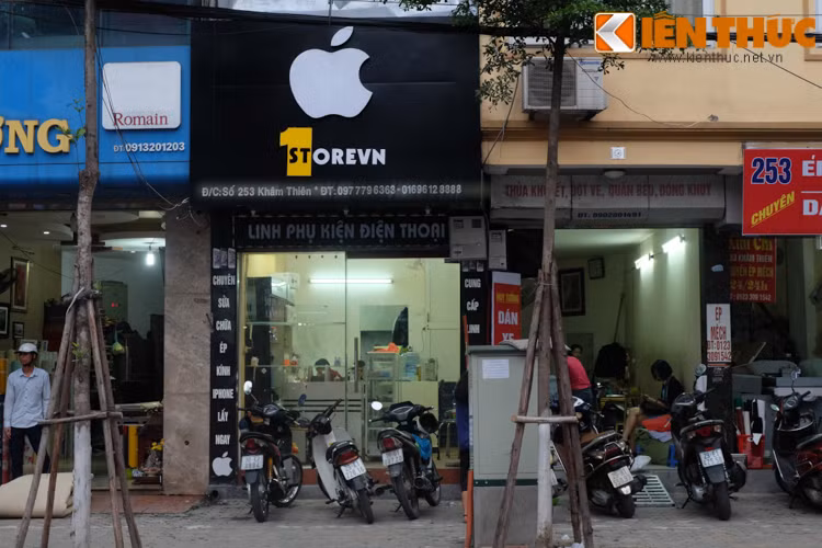Theo chủ một cửa hàng sửa chữa điện thoại trên phố Thái Hà (Hà Nội): "Vì biểu tượng của Apple rất nổi nên chỉ cần nhìn qua là khách có thể nhận ra quán kinh doanh, sửa chữa, bán phụ kiện điện thoại. Chính vì thế nhiều quán tuy bán nhiều loại máy các hãng khác nhau nhưng vẫn lấy hình quả táo để thu hút khách".