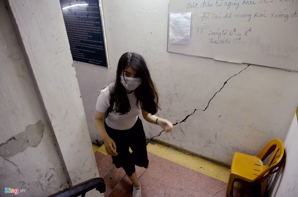 Bờ tường cầu thang từ tầng trệt lên tầng 1 bị nứt toác cả vệt dài.