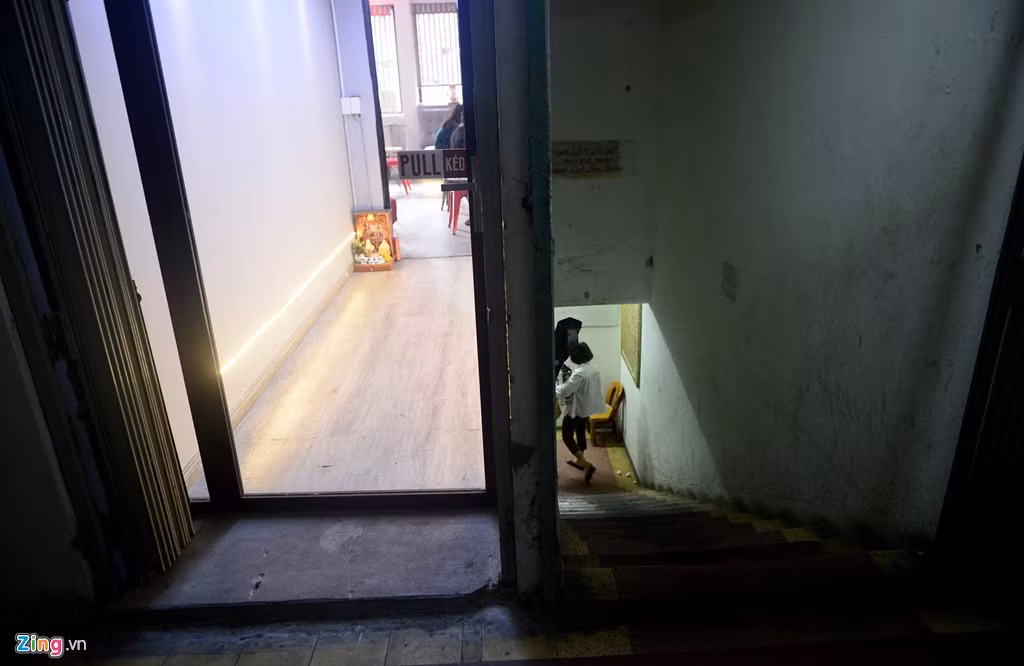 Hành lang các tầng dưới nhỏ hẹp, cũ kỹ, thiếu ánh sáng nhưng bên trong các căn hộ, quán cà phê được sửa sang khang trang.