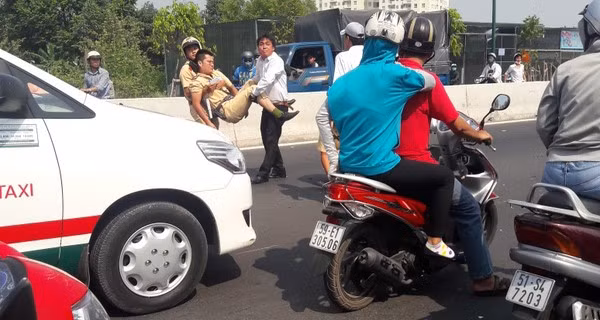 Khoảng 10h30 sáng 16/2, tại đại lộ Phạm Văn Đồng, thuộc phường Linh Đông, quận Thủ Đức, TP HCM, tổ công tác của đội CSGT tuần tra - dẫn đoàn thuộc phòng CSGT đường bộ - đường sắt (PC67) Công an TP HCM đã phát hiện nam thanh niên (quê Bình Phước) điều khiển xe gắn máy hiệu Wave chở một người lưu thông với tốc độ cao trên đường, chạy lấn tuyến đã ra tín hiệu dừng xe. Tuy nhiên, thanh niên đã không chấp hành hiệu lệnh, lao xe trực diện vào CSGT đang làm nhiệm vụ khiến cảnh sát gãy chân, bất tỉnh tại chỗ. Ảnh: Zing.