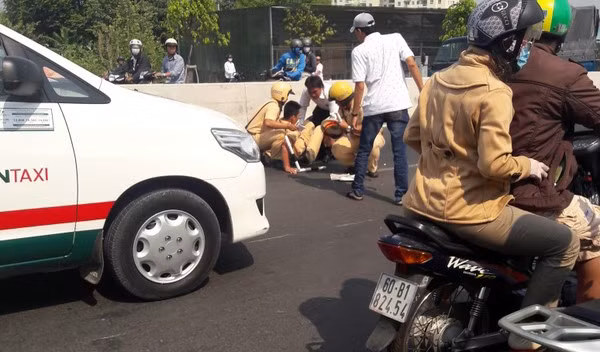 Cảnh sát giao thông vốn là một nghề khó khăn, gian khổ, luôn phải đối mặt với những rủi ro, nguy hiểm tính mạng. Tháng 2/2016, dư luận phẫn nộ vì hành vi của hai thanh niên đã lái xe đâm gãy chân một chiến sỹ công an. Ảnh: Zing.