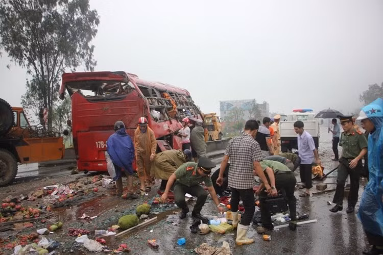 Lực lượng chức năng phải đập vỡ kính để đưa nạn nhân ra và dùng cần cẩu cẩu xe khách để tìm người bị mắc kẹt. Hơn 10 xe cứu thương đã nhanh chóng có mặt, đưa người bị thương khẩn trương đi cấp cứu. Ảnh: Zing.