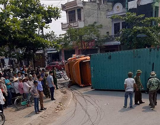 Một vụ tai nạn giao thông nghiêm trọng đã xảy ra vào trưa ngày 11/4 trên địa bàn tỉnh Nam Định, khi một chiếc xe container bị đổ nghiêng, thùng xe đè bẹp chiếc Toyota Yaris. Hai người trong chiếc ô tô bị đè đã tử vong tại chỗ. Ảnh: An Ngọc Châu.