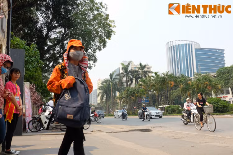 Đa phần các cô gái chọn cách bịt kín mít, chỉ hở hai con mắt.