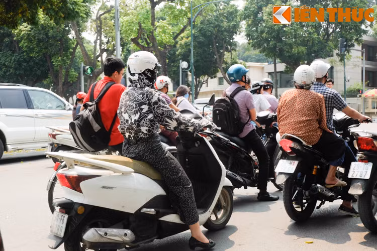 Mới đầu hè mà trên đường phố đã xuất hiện nhiều chị em bịt kín như ninja.