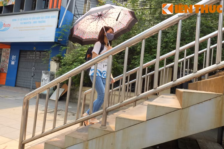 Nắng không quá rát nhưng do thời tiết thay đổi đột ngột nên nhiều người chưa kịp thích nghi và cảm thấy ngột ngạt, khó chịu.