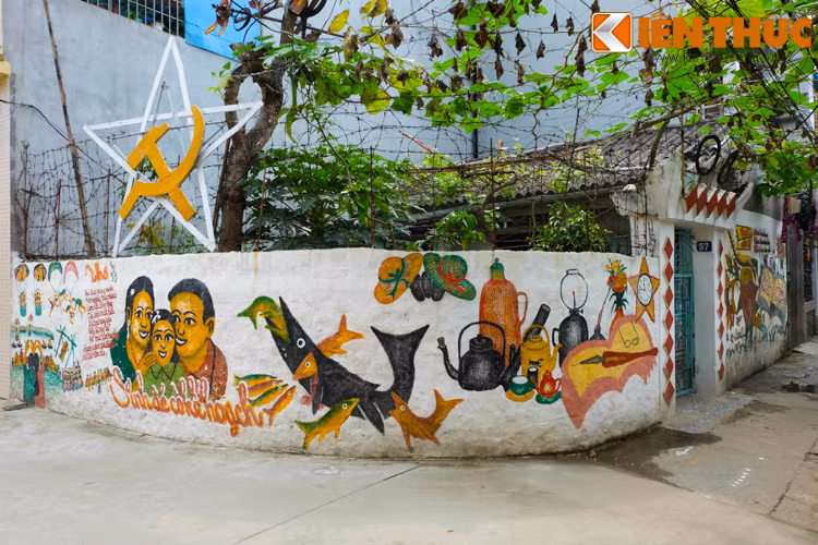 Các bức vẽ trên tường ở khắp con ngõ này đã xuất hiện từ nhiều năm trước, đến nay đã có thêm nhiều bức vẽ mới. Theo những người dân địa phương, chủ nhân của những hình vẽ độc lạ này là một cụ ông đã gần 80 tuổi, cư trú tại địa bàn.