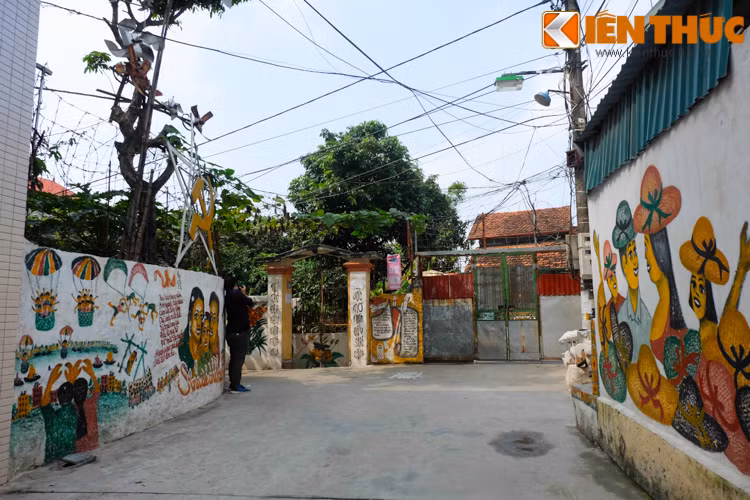 Một nam sinh viên Học viện tài chính đang ở trọ tại khu vực này cho biết: "Mọi người ở đây thì đã quen với những bức vẽ này từ lâu, gần đây trên mạng có xôn xao nên nhiều người cũng tò mò tới ngắm. Có những bức vẽ được vẽ từ năm 2014, dưới bức vẽ tác giả luôn có chữ ký và đề năm vẽ bức hình".