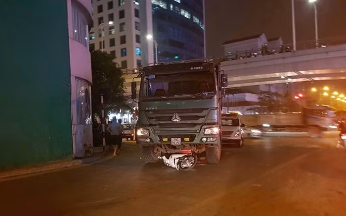 Vụ tai nạn thương tâm xe tải cán qua người cô gái xảy ra vào khoảng 21h ngày 25/4, tại ngã tư phố Liễu Giai - Đào Tấn (quận Ba Đình, Hà Nội).