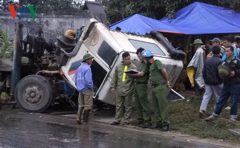 Sau đó, cũng trên quốc lộ 48 cách hiện trường vụ tai nạn nói trên khoảng hơn 1km, tiếp tục xảy ra một vụ tai nạn giao thông thảm khốc khác. Vào thời điểm trên một chiếc xe tải bất ngờ bị nổ lốp tông thẳng vào chiếc xe máy chở 3 người dân. Vụ tai nạn khiến 1 người tử vong tại chỗ, 2 người khác tử vong trên đường đi cấp cứu. Ảnh: VOV.