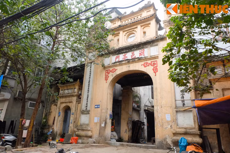 Mỗi cổng làng trên phố Thụy Khuê ngày nay đều được đánh số theo ngõ để tiện việc tìm kiếm, nhưng với người dân ở đây, chỉ cần nói tên cổng là có thể tìm thấy dễ dàng. Tại ngõ 378 và 376 (Thụy Khuê), lối vào làng Hồ Khẩu có tới hai cổng nằm cách nhau chưa đầy 20 mét, đó là hệ thống một cổng chính và hai cổng phụ.