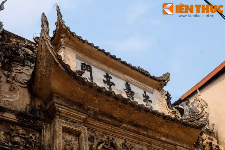 Đi dọc con phố từ đầu chợ Bưởi đến hết Thụy Khuê, cứ vài chục mét lại có một cổng làng, cổng đình rêu phong, cổ kính, in dấu vết thời gian.