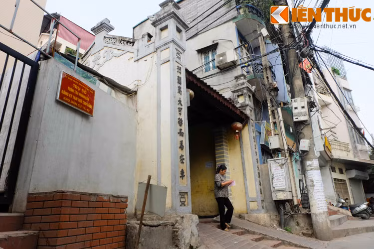 Trải qua nhiều thăng trầm thời gian, những cánh cổng thân thuộc vẫn được gìn giữ như một nét riêng đặc trưng của con phố bên bờ hồ Tây thơ mộng. Một trong số những chiếc cổng đẹp, ghi dấu nhiều tích xưa ở Yên Phụ là cổng làng Yên Thái.