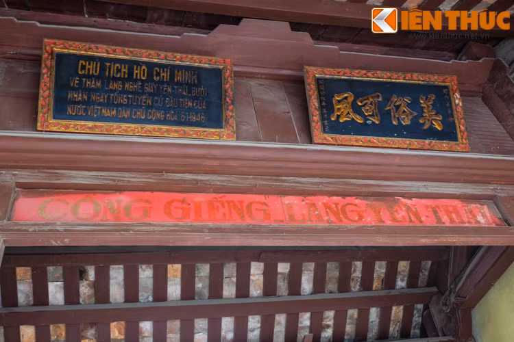 Trên cổng có treo tấm hoành phi “Mỹ tục khả phong” do triều Nguyễn ban cho làng Yên Thái vì có nghề giấy tinh xảo và dòng chữ tưởng nhớ chủ tịch Hồ Chí Minh đã về thăm làng vào năm 1946.