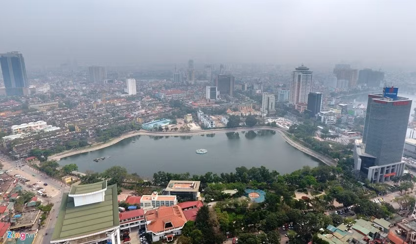Tuần qua, những thông tin về đề xuất 1ha hồ Thành Công (Hà Nội) tiếp tục làm "nóng" dư luận. Chủ đầu tư cải tạo khu chung cư cũ Thành Công đề xuất lấp một ha hồ để xây nhà tái định cư, phần diện tích bị lấp sẽ được đào hoàn trả trong dự án mới. Ảnh: Zing.