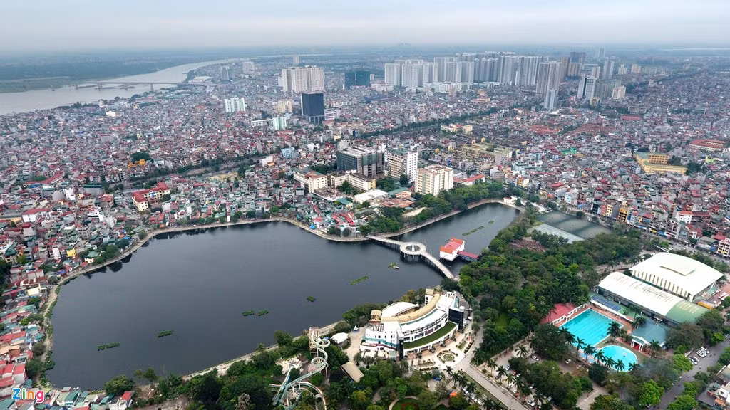 Hồ Thanh Nhàn, nằm giữa các tuyến phố Võ Thị Sáu, Trần Khát Chân, Kim Ngưu và Thanh Nhàn, trong Công viên Tuổi trẻ Thủ đô.