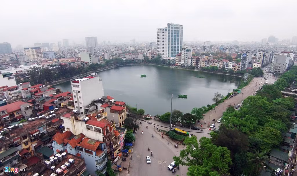 Hồ Xã Đàn, xung quanh là các khu tập thể cũ của Hà Nội như Trung Tự, Nam Đồng. Bao bọc hồ là các tuyến phố Hồ Đắc Di, Trần Hữu Tước và Đặng Văn Ngữ.
