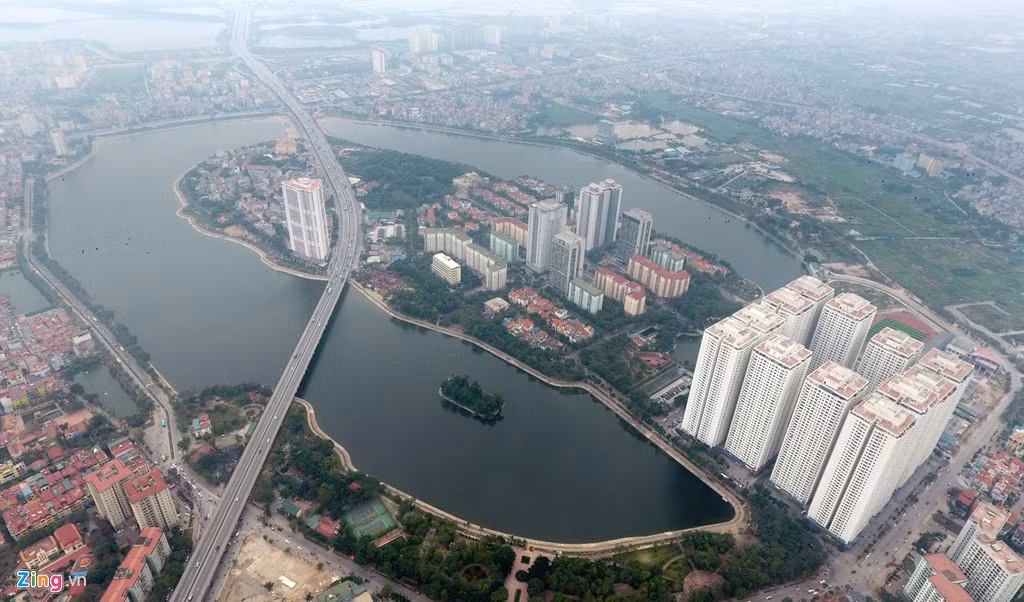 Hồ Linh Đàm có diện tích mặt nước khoảng hơn 73 ha, có hình chữ U nằm bao quanh bán đảo Linh Đàm. Nơi đây từng được coi như một trong những khu đô thị đáng sống nhất ở Hà Nội.