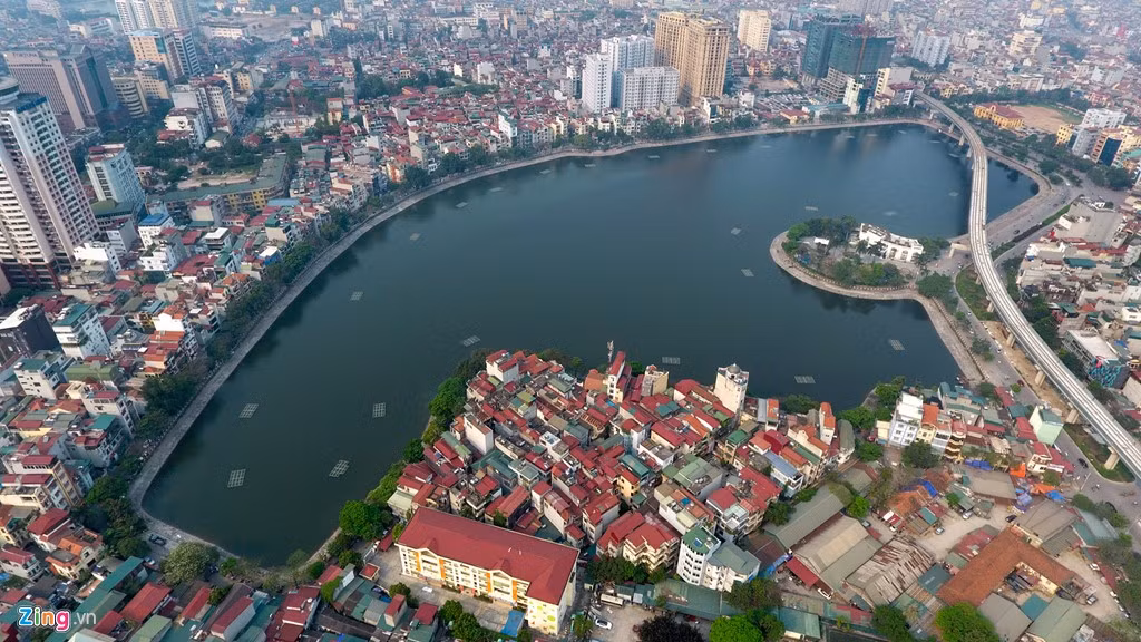 Hồ Hoàng Cầu thuộc địa bàn quận Đống Đa. Bao quanh là các tuyến phố Hoàng Cầu, Mai Anh Tuấn. Một góc hồ có tuyến đường sắt trên cao Cát Linh - Hà Đông chạy qua.