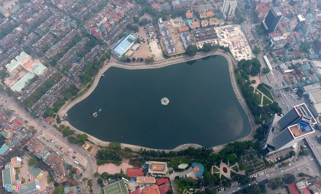 Hồ Thành Công rộng gần 6 ha, nằm trong Công viên Indira-Gandhi, thuộc phường Thành Công, quận Ba Đình (Hà Nội). Những ngày vừa qua, đề xuất của một doanh nghiệp về việc lấp một phần hồ này để xây nhà tái định cư đã gây xôn xao.