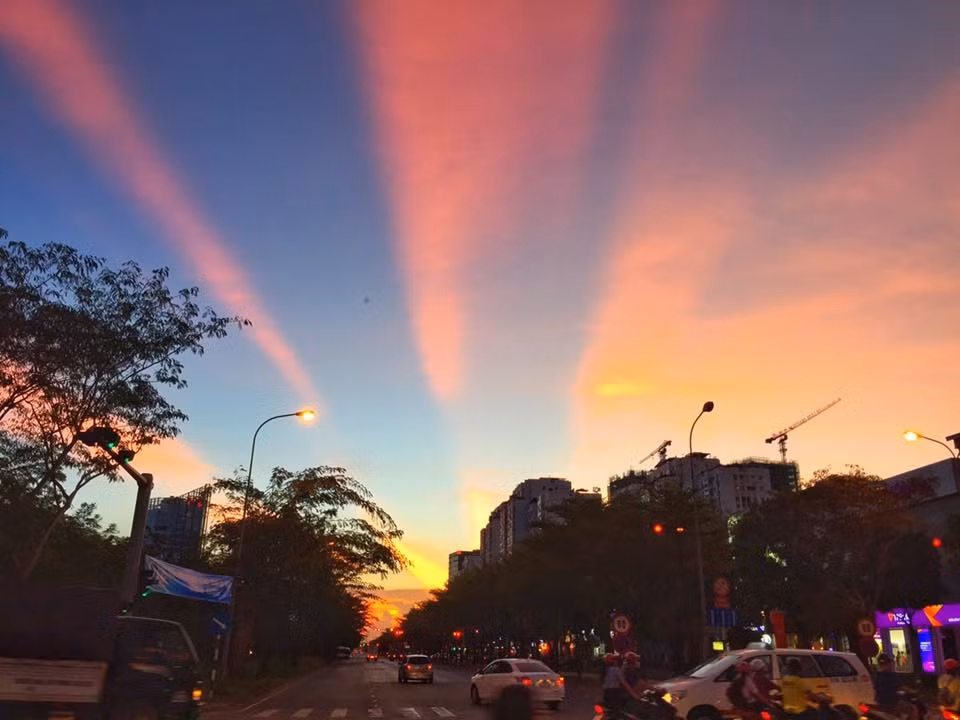 Bầu trời chia màu xanh - đỏ rực rỡ từ đại lộ Nguyễn Văn Linh. Ảnh: ThanhTungPhoto.
