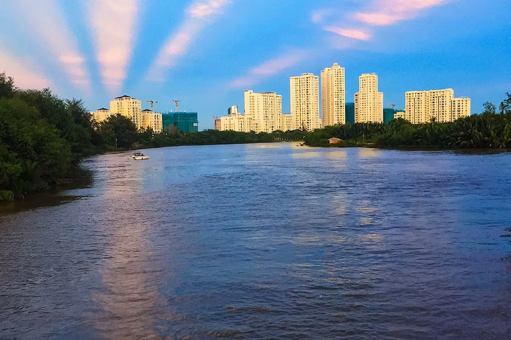 Nhìn từ xa, có 5 tia rẻ quạt in bóng mây trên bầu trời. Lượng sáng từ các tia này khá lớn, in bóng trên mặt nước. Càng về tối, những tia rẻ quạt càng đậm màu hơn, in chói trên nền trời. Ảnh: Nguyễn Bá Ngọc.
