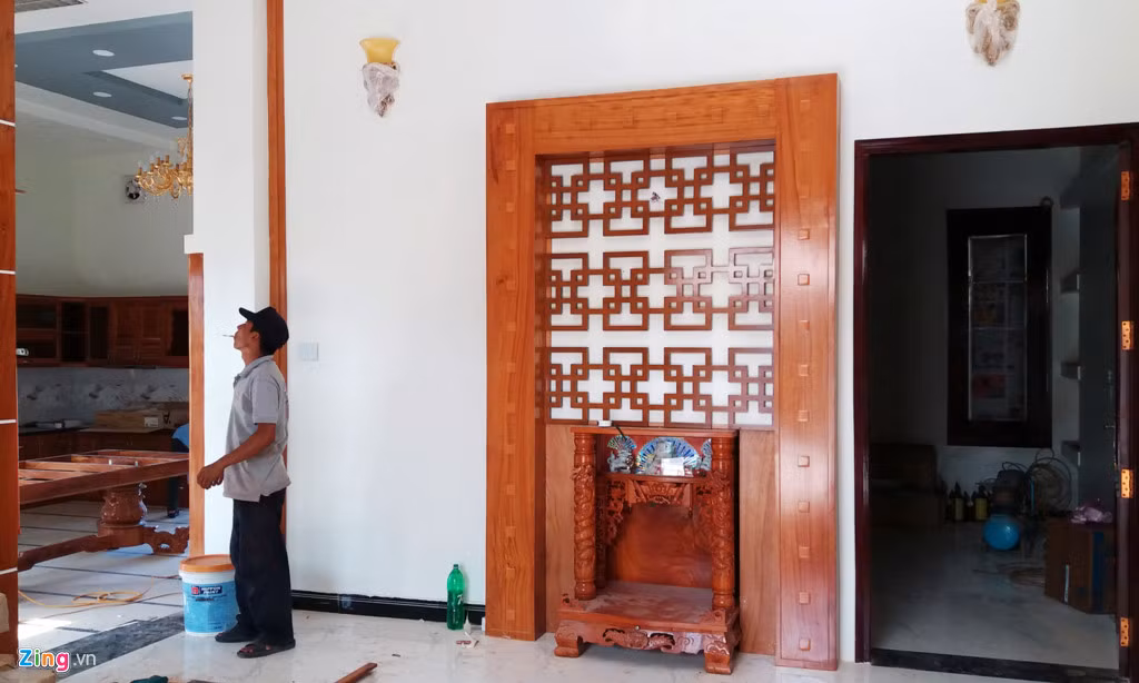 Chiều 18/4, bên trong biệt thự xây trái phép vẫn có nhiều nhóm thợ đang hoàn thiện việc lắp nội thất.