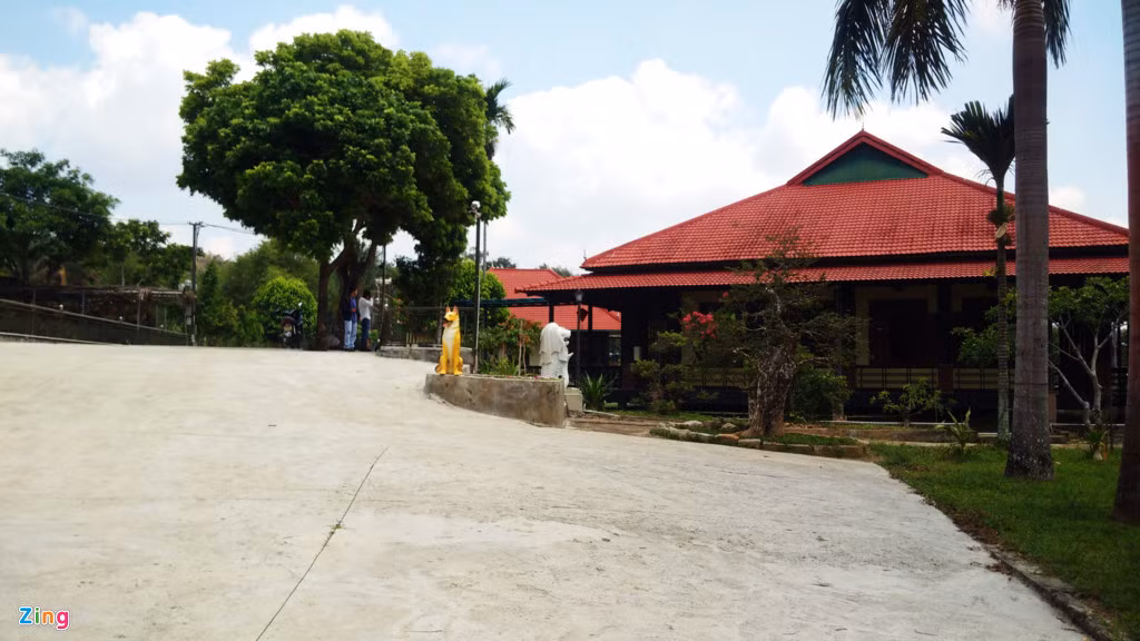 Từ phía cổng đi vào, tượng sư tử và chó giữ nhà bên khu biệt thự lợp ngói có nhiều cột gỗ lớn. Biệt phủ được xây thành nhiều khu với nhiều công trình, hạng mục như: Nhà sàn gỗ, nhà thờ tự, hồ sen, nhà ở cho công nhân… .Dọc theo các lối đi quanh các tòa nhà có nhiều cây cảnh cổ thụ tỏa bóng mát.