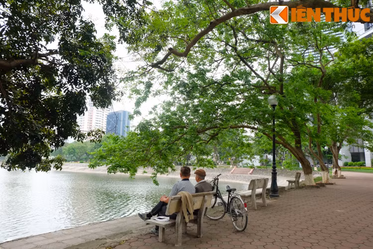 Một góc hồ mát mẻ, thư giãn đọc sách, lướt web, trò truyện cùng bạn bè.