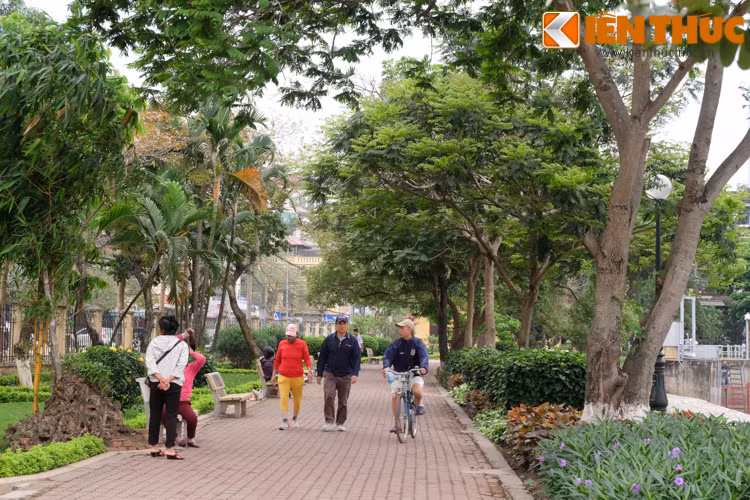 Lối đi ven hồ rộng rãi để nhiều người dân có thể đi bộ, tập thể dục.
