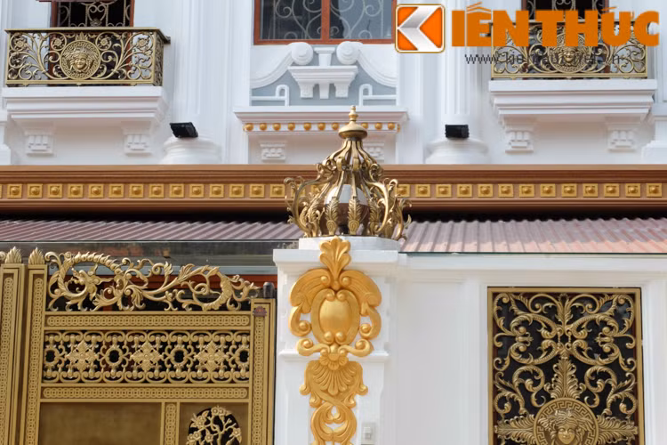 Anh Nguyễn GiaThành (một người làm nghề thiết kế) cho biết: "Nhiều năm gần đây, các loại cổng nhôm, đồng đúc được ưa chuộng vì chắn chắn. Chúng thường được sơn màu đồng hoặc màu vàng. Tùy chất liệu, kích thước và yêu cầu của gia chủ mà các loại cổng này có giá khá cao, có loại vài chục đến cả trăm triệu đồng. Chỉ nhìn kín cổng, cao tường là có thể biết gia chủ giàu có".