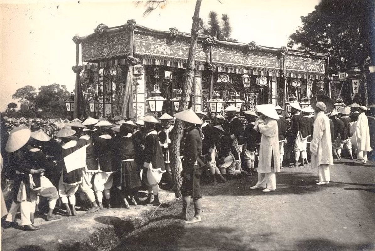 Hàng chục người khiêng cỗ quan tài khổng lồ.