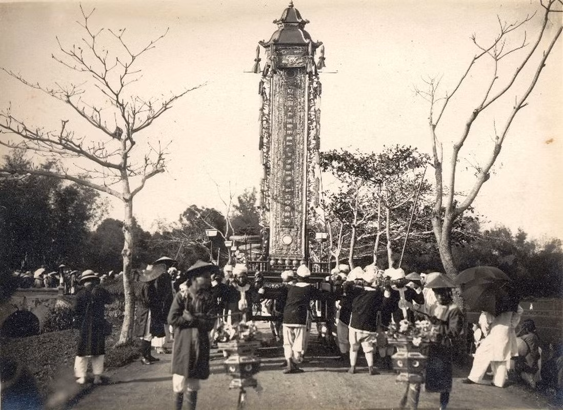 Bức trướng ghi tên vua.