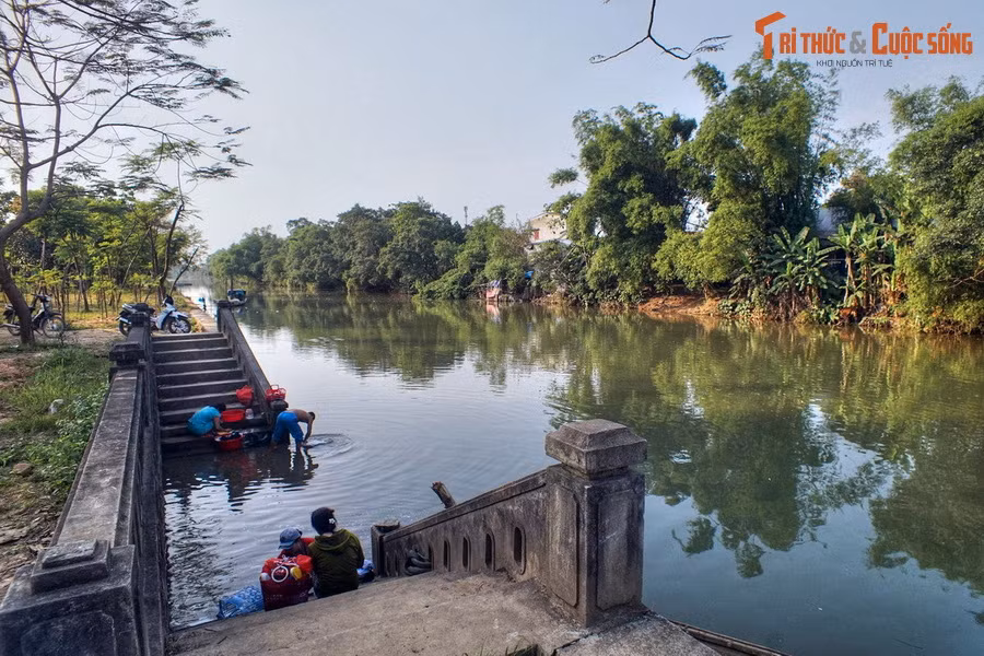Không chỉ chảy qua mặt chính diện Kinh thành, sông Hương còn là nguồn cấp nước cho hệ thống sông nhân tạo bao quanh ba mặt còn lại của Kinh thành, gồm sông An Hoà ở phía Bắc, sông Kẻ Vạn ở phía Tây, sông Đông Ba ở phía Đông. Ảnh: Một đoạn sông Kẻ Vạn phía ngoài Kinh thành.