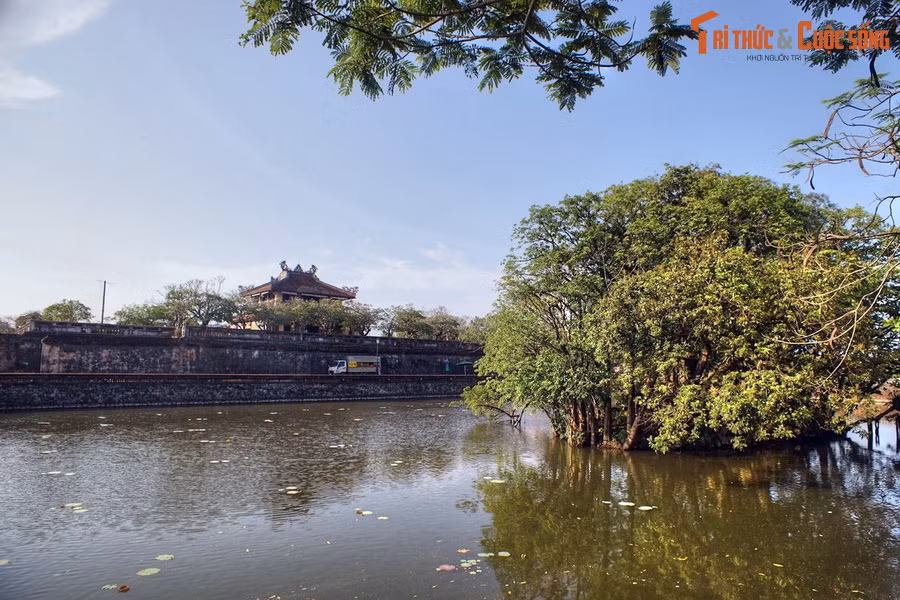 Toàn bộ diện tích mặt nước của Kinh thành, từ các sông lớn cho đến ao hồ nhỏ cùng với các mảng cây xanh đã tạo nên một “cỗ máy điều hòa” khổng lồ, giúp điều hòa khí hậu của một vùng rộng lớn. Ảnh: Hồ Kim Thủy ở phía Bắc Hoàng thành.