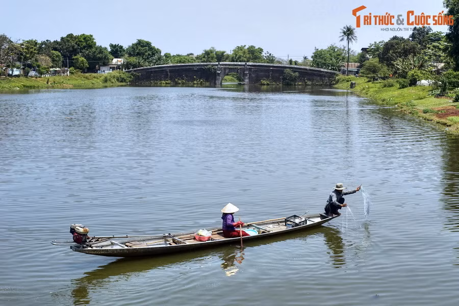 Bên trong Kinh thành có sông Ngự Hà, vốn là dòng cũ của sông Kim Long được cải tạo lại và đào dài thêm để dẫn nước xuyên qua Kinh thành. Ảnh: Sông Ngự Hà với cầu Lương Y ở phía xa.