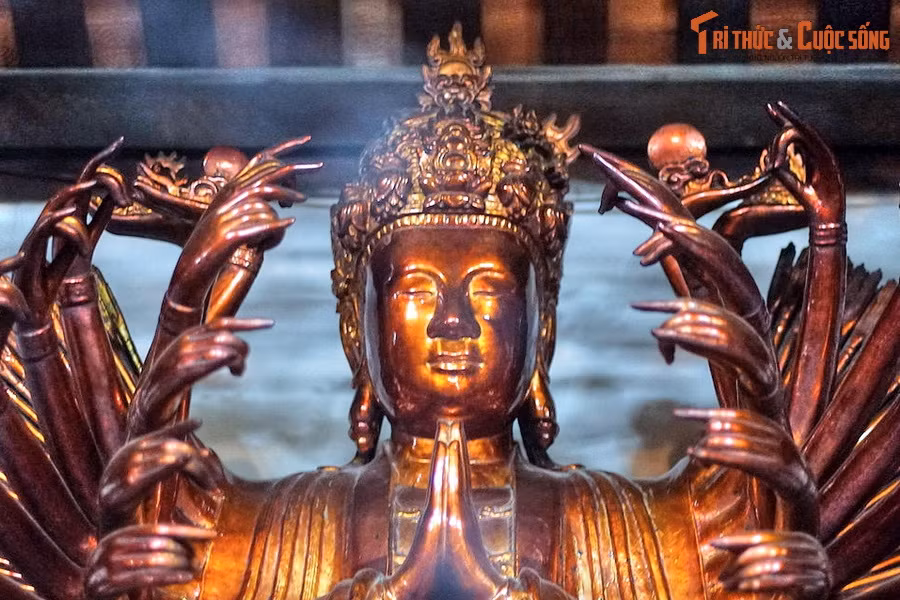 Khuôn mặt tượng đầy đặn cân đối, thể hiện một phụ nữ Việt với khuôn mặt tròn, mắt lim dim nhìn xuống, mũi thon thẳng, má bầu, miệng nhỏ, tai dài đeo hoa, cổ cao nhưng chỉ có một ngấn, tóc buông sau lưng. Đầu tượng đội mũ được trang trí cầu kỳ.