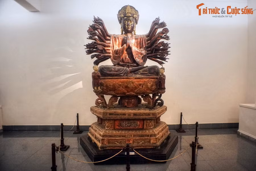 3. Được lưu giữ ở Bảo tàng Mỹ thuật Việt Nam, Bảo vật quốc gia - tượng Quan Âm thiên thủ thiên nhãn chùa Hội Hạ là một trong những tác phẩm điêu khắc cổ đồ sộ nhất Việt Nam. Hiện vật có niên đại vào thời Lê Trung hưng, vốn là tượng thờ của chùa Hội Hạ (Vĩnh Phúc).