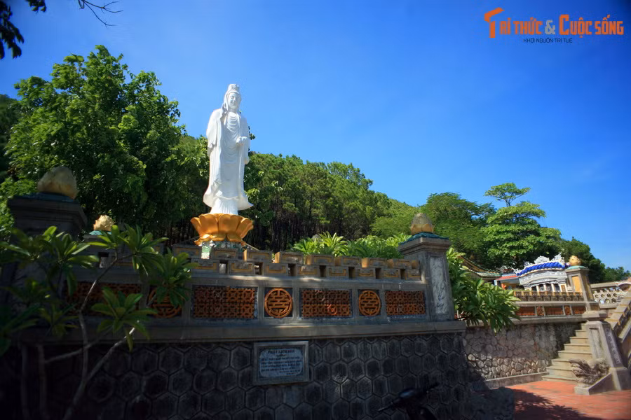 Thời Thiệu Trị, nhà vua đưa núi Ngự Bình vào danh sách 20 thắng cảnh của Kinh đô và có làm thơ về ngọn núi này trong tập thơ ngự chế. Bài thơ đã được khắc vào một tấm bia bằng đá, đặt trong một nhà bia tọa lạc ngay dưới chân núi.