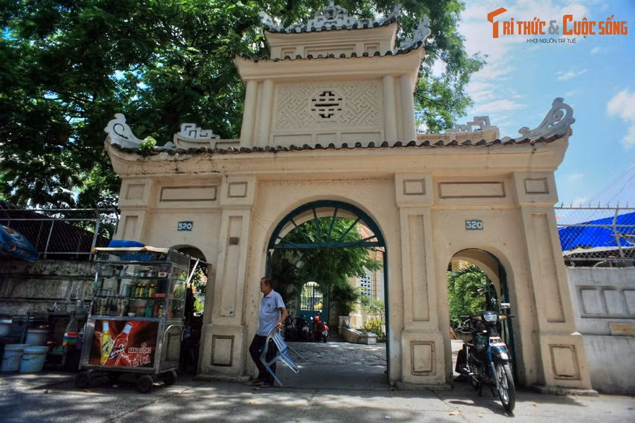 1. Lăng mộ của “ ông tổ nghề báo Việt Nam” Trương Vĩnh Ký tọa lạc ở số 520 Trần Hưng Đạo, quận 5 TP HCM. Cổng vào khu lăng mộ xây kiểu tam quan truyền thống của người Việt.