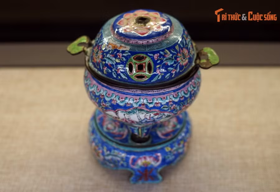  10. Pháp lam. Lư xông trầm pháp lam (đồng tráng men nhiều màu), một vật dụng có nguồn gốc từ cung đình nhà Nguyễn. Hiện vật của Bảo tàng Cổ vật cung đình Huế.