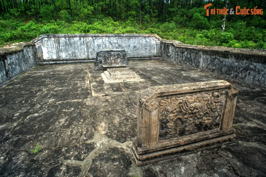 Khi đánh cá ở khúc sông này, ngư dân tên Nguyễn Ngọc Huyên hoảng sợ khi một chiếc sọ người mắc vào vó của mình hai lần. Ông ném sọ đi và khấn "nếu đây là chiếc sọ của ngài nào có quyền lực linh thiêng thì xin trở lại trong vó của tôi". Khi sọ mắc vào vó lần thứ ba, ông tìm nơi chôn cất.