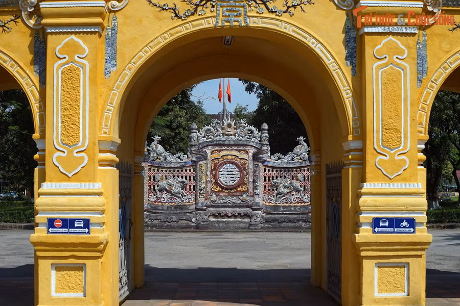 Nét phương Tây thể hiện ở vật liệu xây dựng là bê tông cốt thép, các mô típ tạo hình kiểu châu Âu cổ điển ở các cấu trúc vòm, cột.