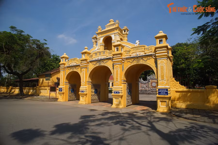 Cổng của Cơ Mật Viện là sự kết hợp độc đáo giữa phong cách kiến trúc phương Đông và phương Tây, phản ánh bối cảnh lịch sử khi công trình được xây dựng.