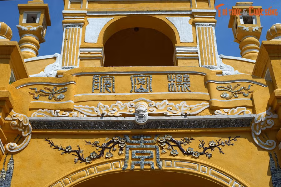 Ngoài ra, yếu tố phương Đông còn nằm ở nhiều họa tiết cung đình trang trí trên các bộ phận khác nhau của cánh cổng.