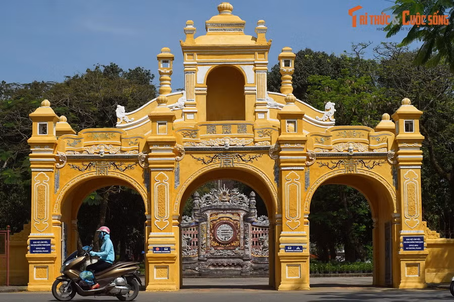 Đây chính là công trình còn nguyên vẹn nhất của Cơ Mật Viện, chưa bị tàn phá hoặc biến dạng như các công trình còn lại của di tích lịch sử này.