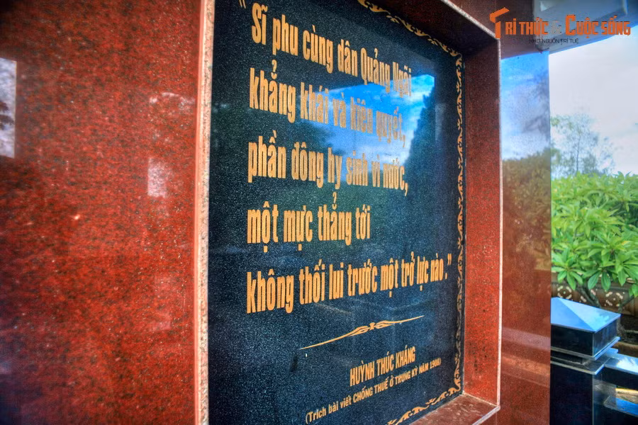 Trong thời kỳ vận động dân chủ 1936 - 1939, báo ra ba kỳ một tuần. Mặc dù chỉ có 4 trang nhưng do khổ báo lớn nên dung lượng bài vở của báo khá phong phú. Ảnh: Di ngôn yêu nước của cụ Huỳnh được khắc ghi trên bình phong sau mộ phần.
