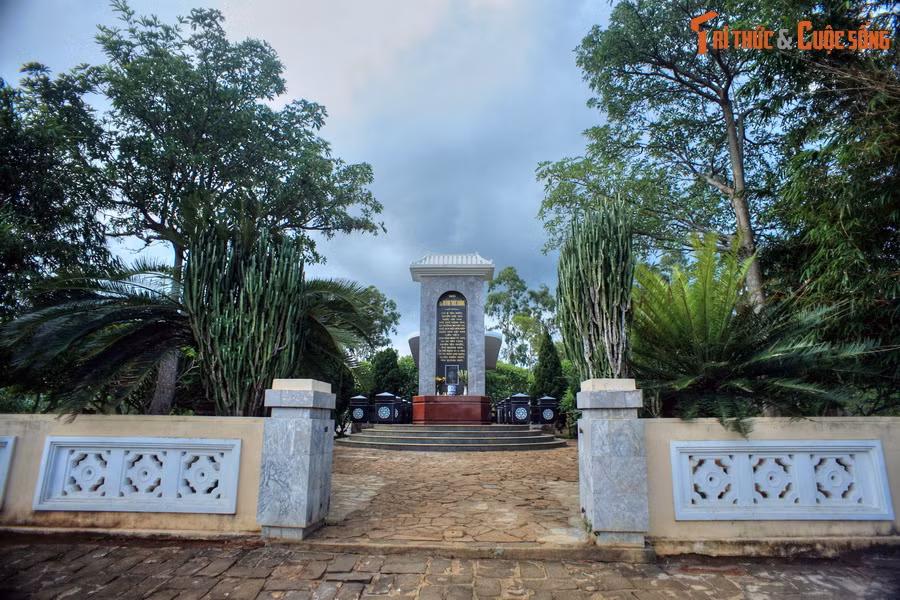 Cụ Huỳnh Thúc Kháng (1876-1947) là nhà yêu nước, nhà báo cách mạng lỗi lạc của Việt Nam trong giai đoạn thực dân Pháp đô hộ. Sau khi mất, cụ được an táng trên đỉnh núi Thiên Ấn (xã Tịnh Ấn, huyện Sơn Tịnh, tỉnh Quảng Ngãi). Ảnh: Lối vào mộ cụ Huỳnh.