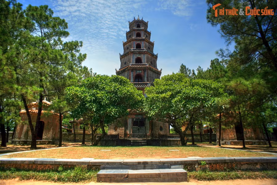  3. Tháp Phước Duyên (Thừa Thiên Huế). Tháp Phước Duyên là công trình nổi tiếng gắn liền với chùa Thiên Mụ, được coi như một biểu tượng của Cố đô Huế. Tháp được xây thời vua Thiệu Trị, năm 1844, có chiều cao 21 mét, gồm 7 tầng.